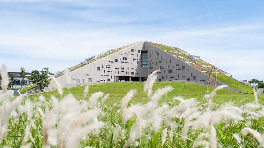 台東景點｜台東市景點｜台東大學圖書資訊館前方有個人造鏡心湖，屋頂還有草坪階梯可讓人休閒散步，這依山傍水的環境，讓人羨慕這邊的學生超幸福，有這世界級美景相伴~