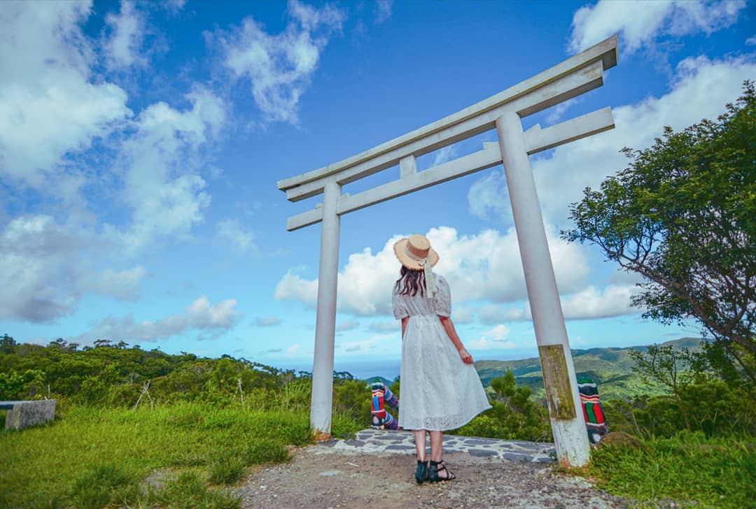 屏東旅遊景點｜牡丹景點｜高士神社建於日治時期，至今已經80年了。由大片玻璃蓋成，與一般印象的傳統木造神社不同，美得好不真實。