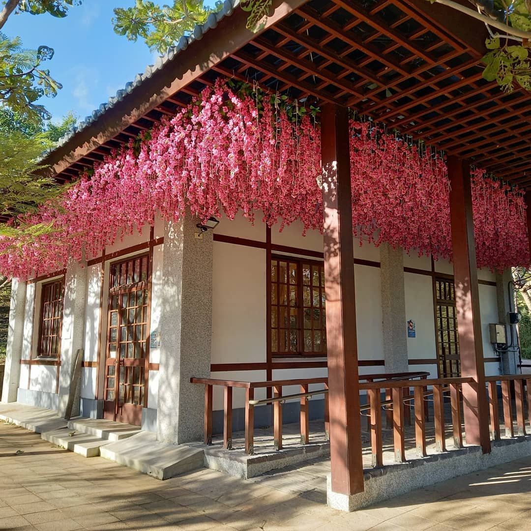 四重溪溫泉公園｜在屏東車城鄉也有一處鼎鼎大名的溫泉寶地──四重溪溫泉。據說早在清光緒時期，四重溪溫泉即被發現，也因為該處有溫泉自地下不斷湧出，故有「出湯」之名。