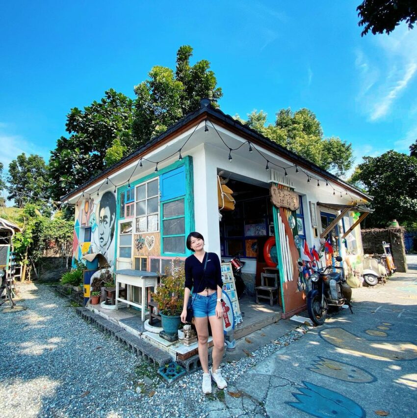 花蓮景觀餐廳｜來去秘密就是秘密｜這間從名稱就超特別的店，店內主要販售的是咖啡、茶飲、果汁、奶酪、鬆餅等輕食，店裡頭的東西都是老闆從各地蒐集而來的，有摩托車、錄音帶、黑膠唱片，打造超級復古的風格。超級熱心的老闆有時候還會充當攝影師，幫你喬到最好拍的角度，留下最美的姿態留念。