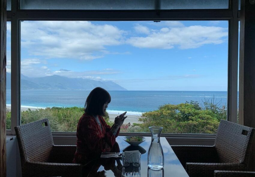 花蓮景觀餐廳｜原野牧場｜擁有無敵海景觀賞區的原野牧場，從咖啡廳一望出去就是無垠的太平洋，咖啡廳提供早午餐輕食、肉排主餐，也有下午茶甜點，特別的是這裡很多商品都使用羊奶，可以嚐到別處喝不到的羊奶紅茶、羊奶拿鐵，喜歡羊奶的人絕對不能錯過。