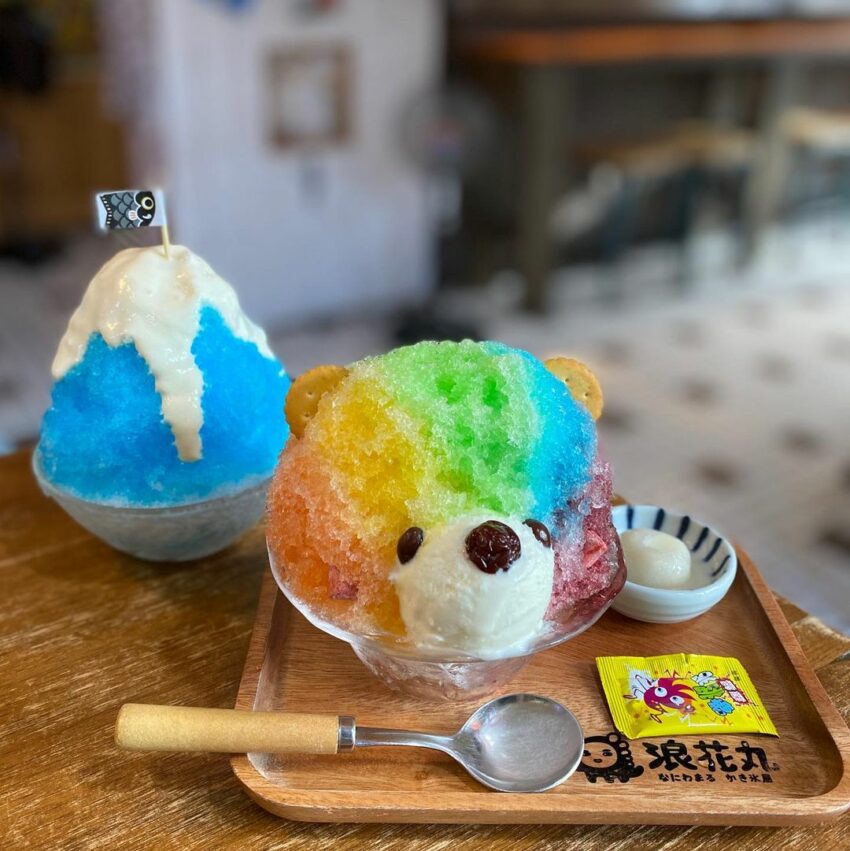 花蓮景觀餐廳｜浪花丸 かき氷·島食｜把傳統的日式刨冰帶到超美的花蓮的浪花丸，整間店充滿濃濃日式風格，到處可以看到日本元素的裝飾品。店內最熱銷的就是這隻超級療癒的八重山彩熊君，簡單的剉冰淋上七彩的糖漿，可愛的小熊真的讓人不忍心破壞它，下次來花蓮記得來嚐嚐這繽紛的滋味。