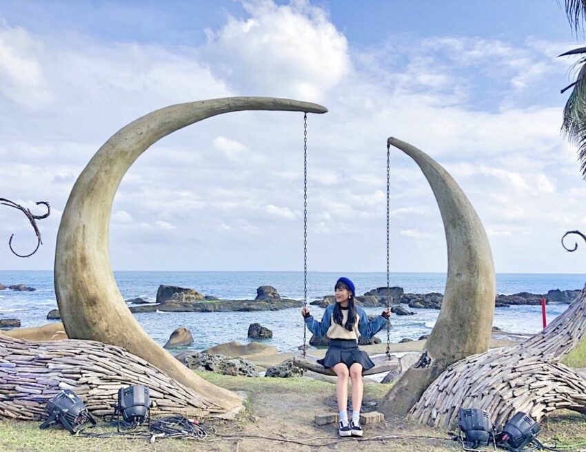 花蓮景觀餐廳｜項鍊海岸工作室｜位於花蓮的夢幻秘境項鍊海岸工作室，有供應飲品、飛魚料理和原住民餐點，餐點好吃，餐廳前方有著猶如天堂一樣美的海灣，海灘上半月形的鞦韆搭配著石梯坪海岸線的美景陪襯，凝望著海浪一波一波的打過來，讓人相當放鬆。