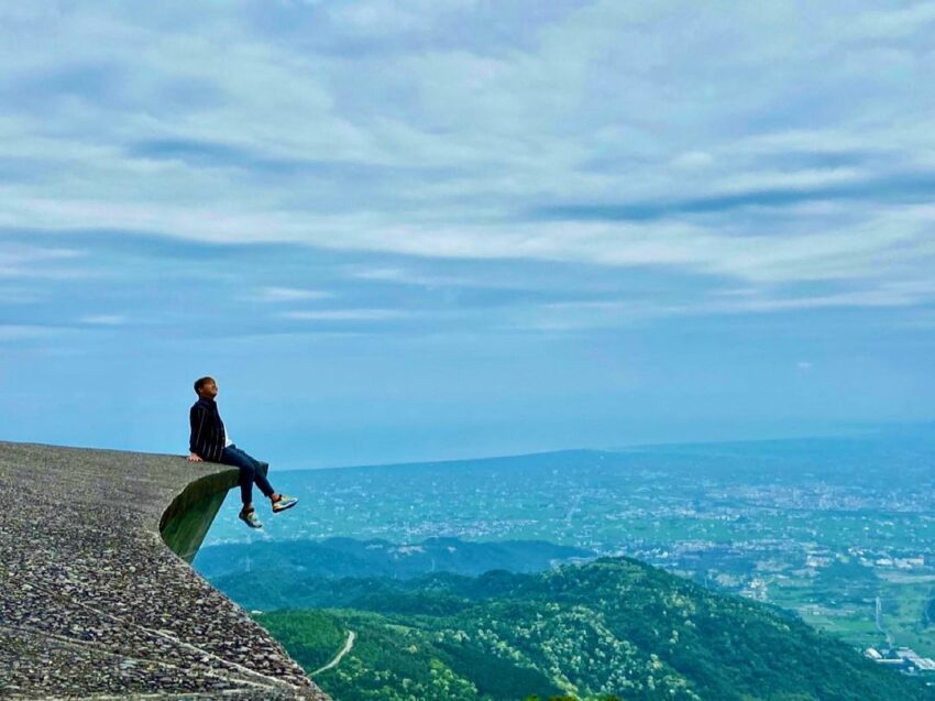 礁溪景點｜IG打卡｜渭水之丘懸空在高空上，可以鳥瞰整片蘭陽平原。有不少人會坐在渭水之丘邊上拍攝照片。