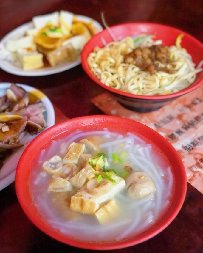 花蓮美食｜晚餐、消夜｜新港街米粉湯｜說到消夜的好選擇，當然不能不提這間新港街米粉湯，從傍晚營業到凌晨，是在地有名的深夜食堂。新港街的米粉湯使用的是短短的粗米粉