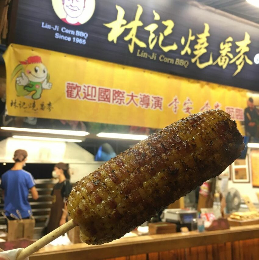 花蓮美食｜晚餐、消夜 東大門夜市｜林記燒番麥｜林記燒番麥是東大門夜市的排隊名店，使用的玉米是老闆栽種的有機玉米，以秤重計價所以價格偏高，玉米有分軟的、Q的，還是硬的