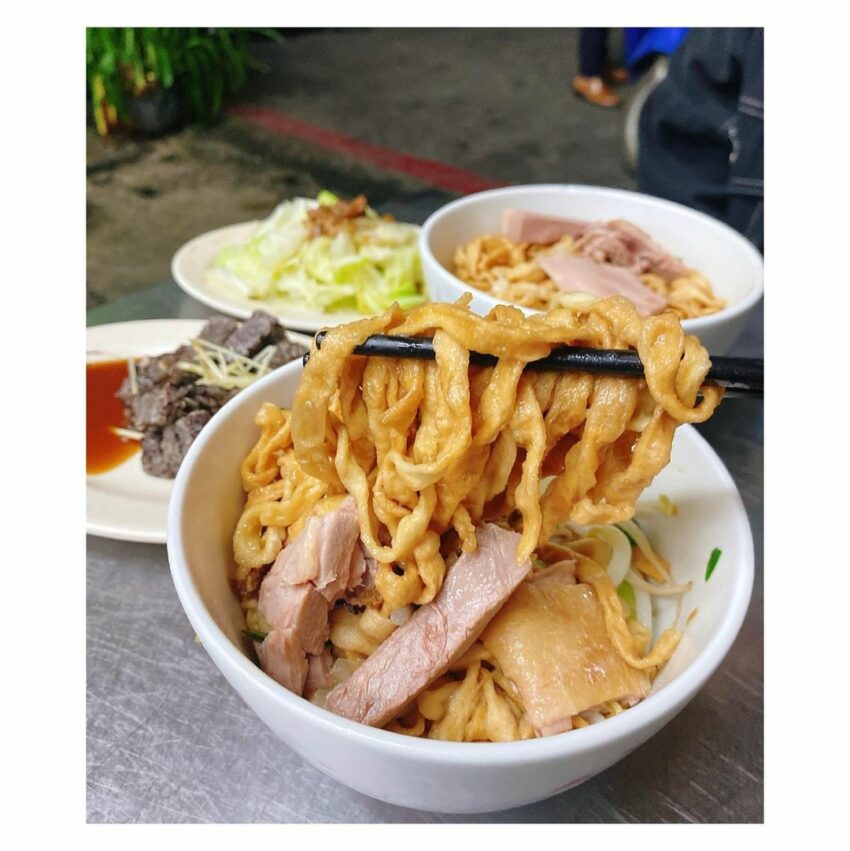 愛河景點 | 愛河美食，鹽埕鴨肉意麵使用較寬的粗意麵，不僅保持麵的Q彈，更能充份吸收湯汁的鮮美