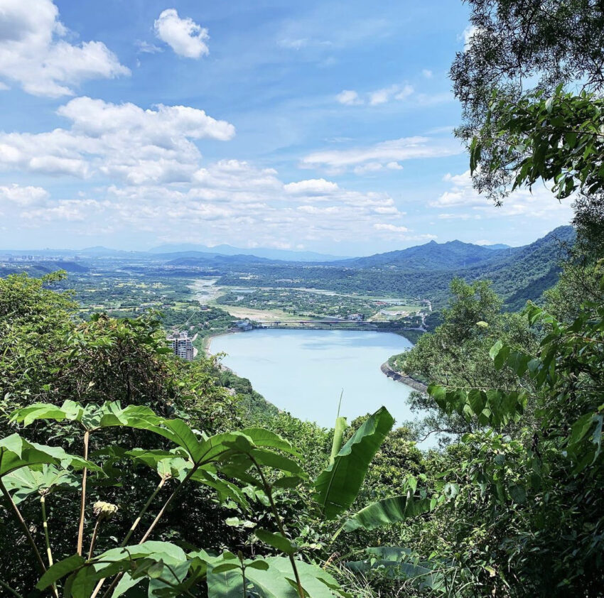 桃園登山步道,龍潭景點,龍潭景點美食, 龍潭觀光工廠, 龍潭手信霧隱城, 桃園龍潭景點, 龍潭私房景點, 龍潭親子景點, 龍潭一日遊, 龍潭景點2023, 龍潭室內景點, 龍潭霧隱城, 龍潭新景點, 龍潭網美景點, 桃園龍潭觀光工廠, 龍潭戶外景點, 龍潭ig景點, 龍潭關西景點, 龍潭附近景點, 龍潭大溪景點, 龍潭景點日式, 龍潭步道推薦, 龍潭大池景點, 桃園龍潭景點美食, 關西龍潭景點, 龍潭景點室內, 龍潭親子公園, 龍潭免費景點, 龍潭賞花步道, 龍潭觀光景點, 龍潭日式觀光工廠, 龍潭區景點, 手信坊創意和菓子文化館龍潭, 龍潭好去處, 桃園龍潭一日遊, 三坑自然生態公園, 小人國主題樂園, 台灣棒球名人堂, 名人堂花園大飯店, 手信霧隱城, 雄獅文具–想像力製造所, 臺灣客家茶文化館, 龍潭大池, 石門山步道, 夏夕夏景, 梵谷星空休閒農莊, 貓禾咖啡, 白圍牆地中海景觀咖啡餐廳, 大池覓蜜,