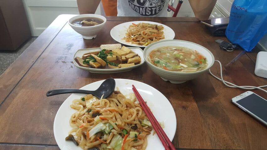 美濃美食｜美濃蔬食、素食｜了凡養生素食的菜單以經典客家菜為主，用天然食材、菇類以及美濃在地特產現點現做的料理