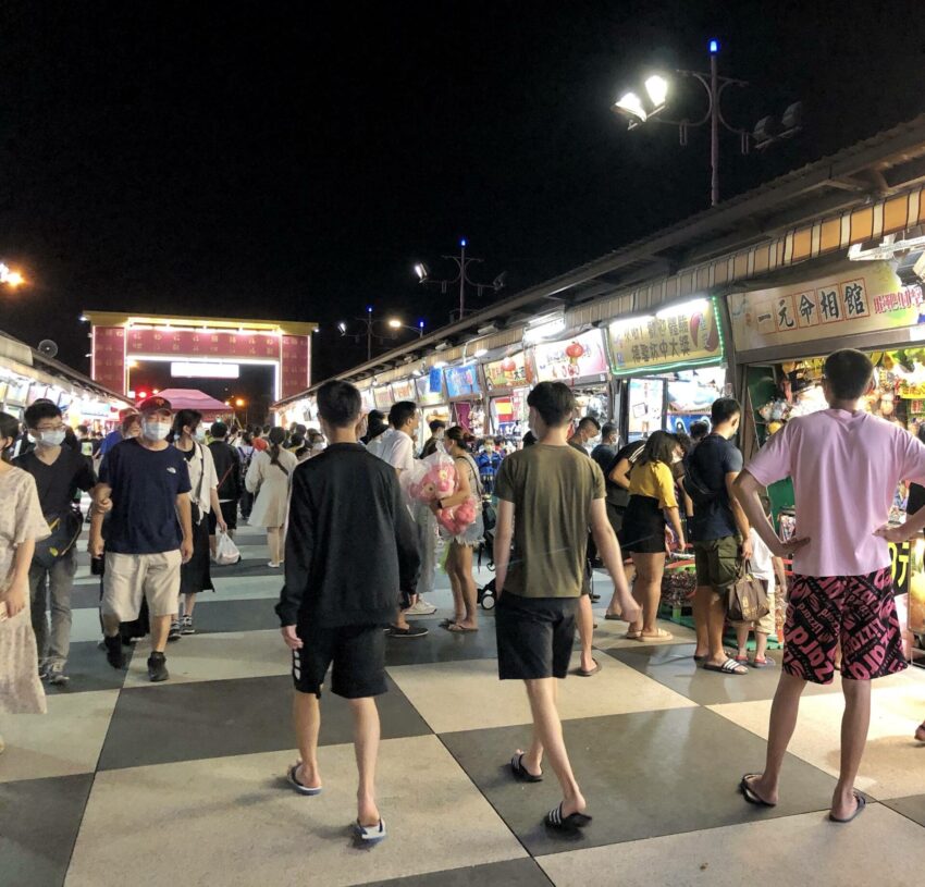 花蓮東大門夜市｜東大門夜市16間必吃夜市美食推薦！附近景點也一次報給你知～懷舊遊樂區