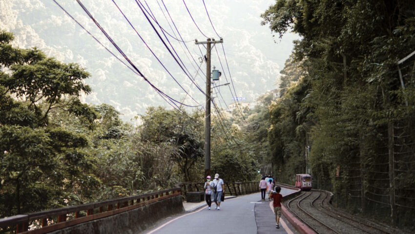 內洞國家森林遊樂區｜烏來內洞瀑布一日遊，來娃娃谷走步道、享受森林浴吧！烏來台車