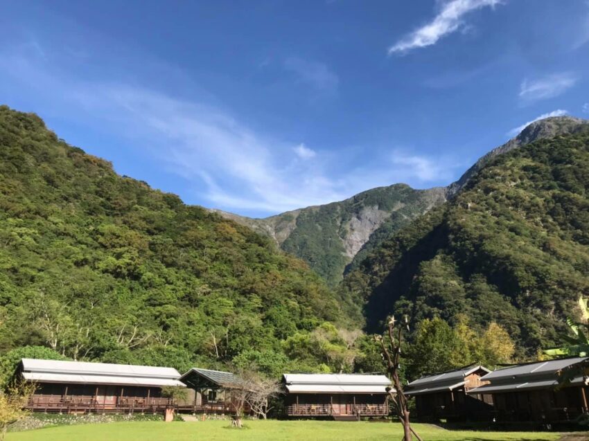 花蓮太魯閣，太魯閣山月村的房間皆是小木屋形式，以原住民文化、環保、藝術為飯店主軸。飯店占地廣闊，但房間數不多，適合喜歡親近自然生態與藝術人文的旅客。花蓮住宿,太魯閣住宿,花蓮太魯閣國家公園