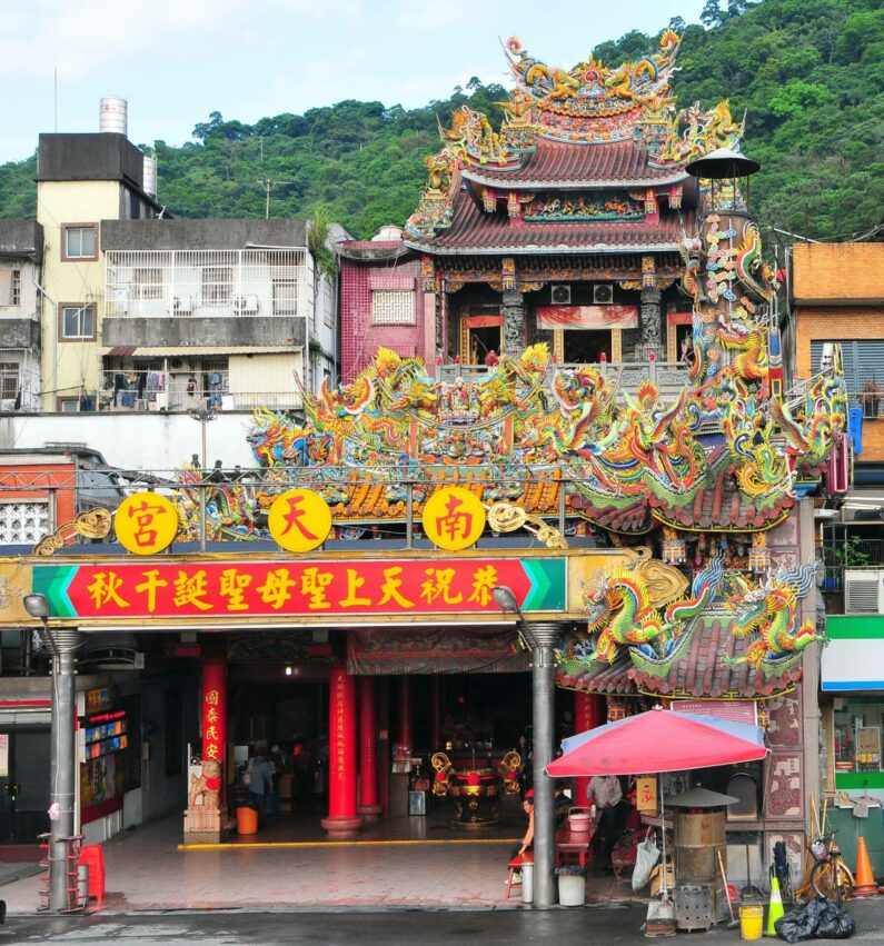 南方澳景點｜南天宮金媽祖，南天宮就位於南方澳港口，廟裡供奉著多尊媽祖，保佑著進出的大小船隻；廟內的純金媽祖神像重達200公斤，是全世界最大的