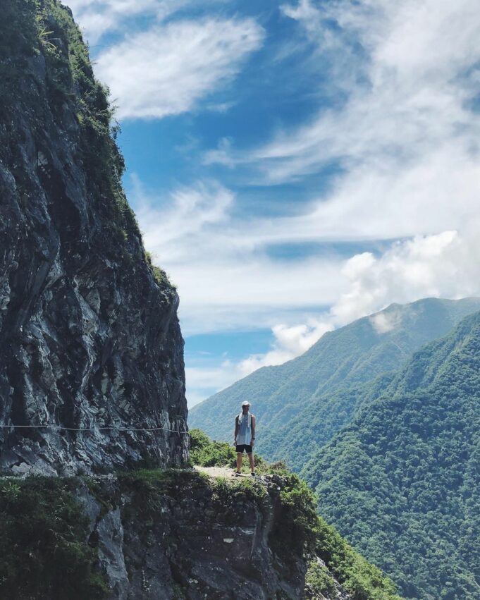 花蓮太魯閣，錐麓古道開闢於山壁之上，一邊是高聳的峭壁，另一邊便是約1000公尺的斷崖，底下則是滾滾的立霧溪水，雄偉險峻的景色令人讚嘆,太魯閣國家公園,花蓮景點