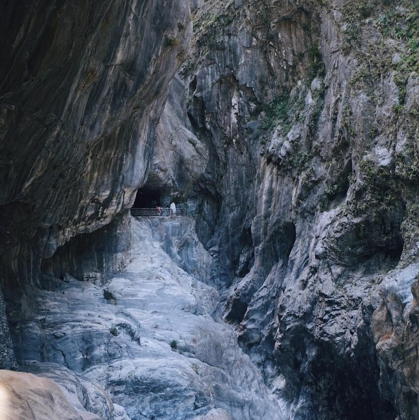 走在九曲洞內抬頭可見節理分明，斷層擠壓而成的大理石山壁；低頭向外看，蜿蜒的溪水在峽谷中奔騰，其中一處被溪水沖刷出的小峽谷，被稱為「魚躍龍門」，是太魯閣九曲洞中的名景,花蓮太魯閣國家公園,花蓮景點