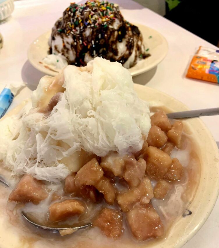 饒河夜市美食｜甜點冰品，巷口亭豆花的菜單很多，有觀光客最愛的芒果冰、在地人愛的八寶冰、冬季還有超具特色的花生湯泡餅。