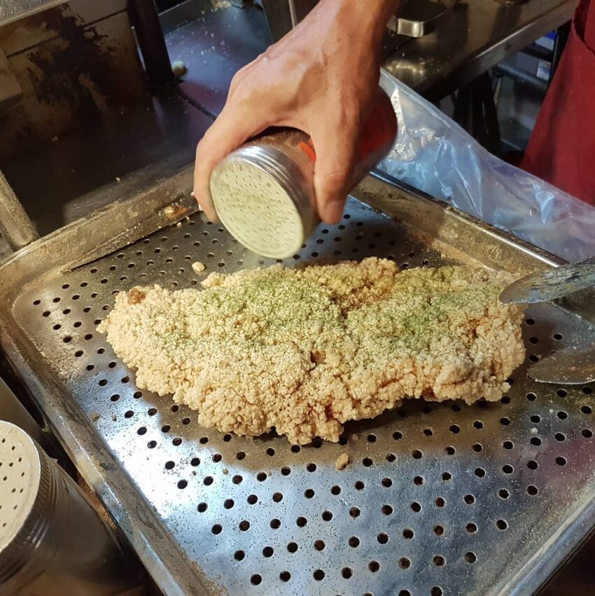 饒河夜市美食｜炸物滷味│小師傅大雞排│比臉大的雞排光從視覺上就震撼人心，厚實的雞排一口咬下，滾湯的肉汁便冒了出來