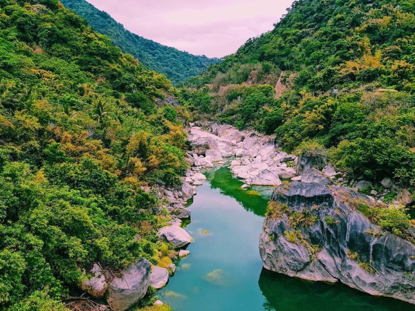 都蘭景點｜泰源幽谷是一座位於東河鄉的峽谷，走在外圍的舊東河橋，一邊可看到被河水V型切割的深谷，另一邊則能遠眺無垠的大海。