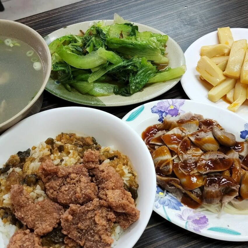 宜蘭宵夜 | #7山之水叉燒肉焿，肉焿以柴魚為湯底，勾芡後呈茶褐色，帶點微甜的口味，喝起來相當溫和。不愛喝焿湯也可以選擇藥嫩排骨湯或赤肉湯，清淡樸實的味道，是令人懷念的古早味。