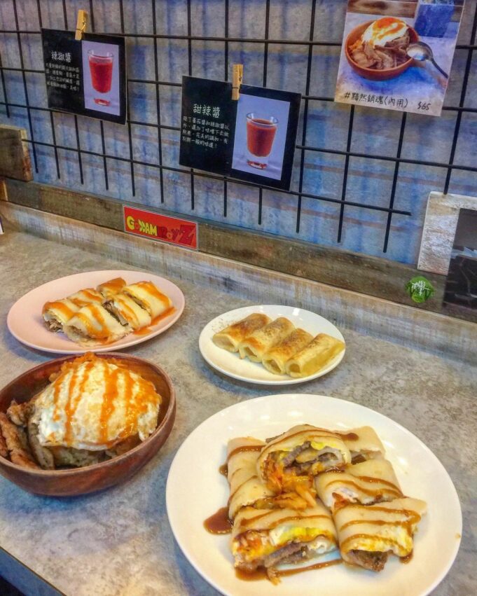 宜蘭宵夜 | #9食至名龜(羅東店)，糕渣蛋餅則是宜蘭才有的創意料理，比外頭更加軟Q的糕渣，與軟嫩的粉漿蛋餅皮相得益彰，軟上加軟的口感，幾乎達到入口即化的程度啦，咬下後糕渣的精華瞬間爆開塞滿了整個口腔，食用時千萬要小心燙口哦。