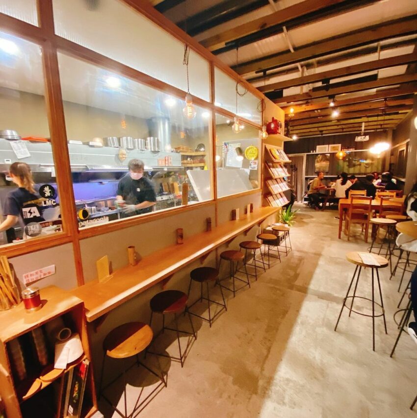 宜蘭宵夜 | #11路邊烤肉wildbbq 創始店，招牌的豬五花系列，口感多汁卻不油膩，除了搭配經典的三星蔥或泡菜，還有蘋果、絲瓜、剝皮辣椒等創意搭法，每樣都是超人氣的秒殺菜色，想嚐試的話就得要早點到店裡報到囉！