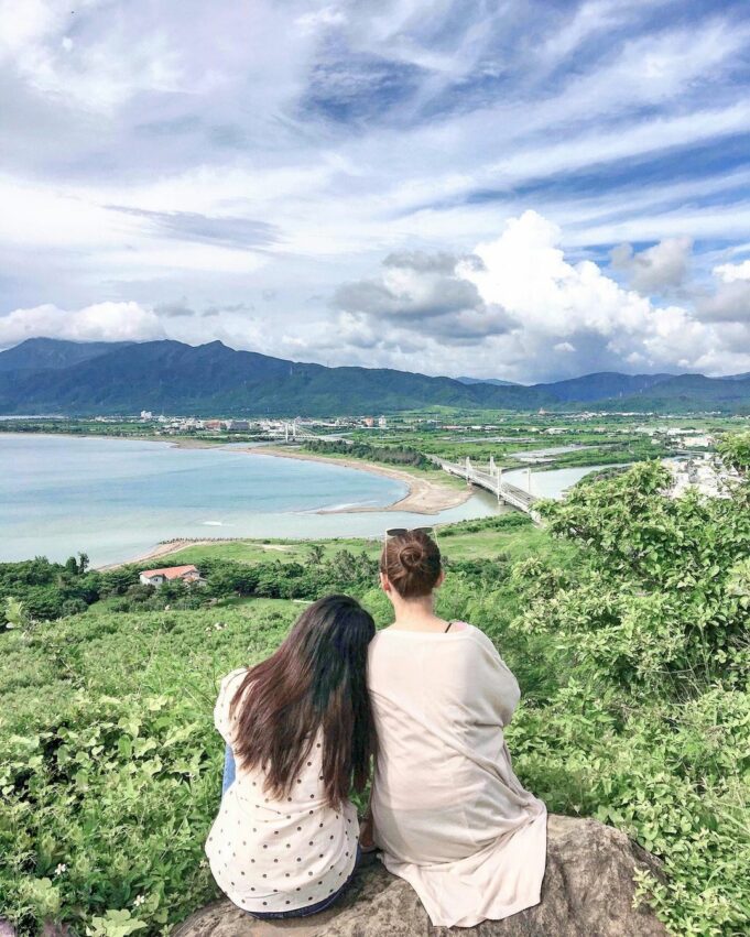 車城景點 |＃7龜山步道，龜山步道平緩好走，兩側參天大樹圍繞，就算是夏天仍然非常涼爽，老人小孩也可以輕易征服。走上山頂，可以一覽底下的蔚藍大海以及城市景觀