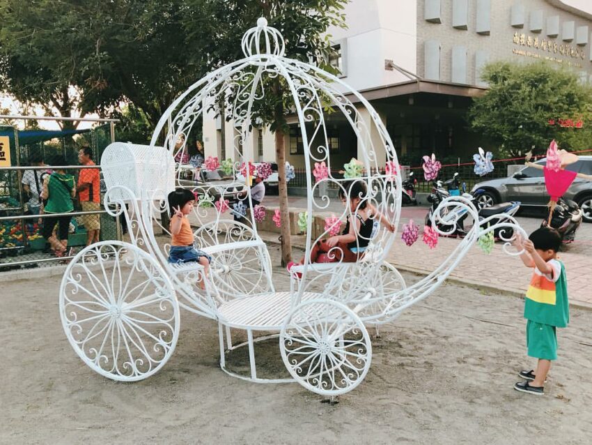 草屯景點｜草屯兒童樂園，多功能溜滑梯、沙坑、攀爬網、平衡木、盪鞦韆、彩球池...等，快樂玩耍的同時，還能訓練身體平衡與協調力，不論是哪個年齡層的孩子，都能在此努力放電，玩到筋疲力盡再回家。