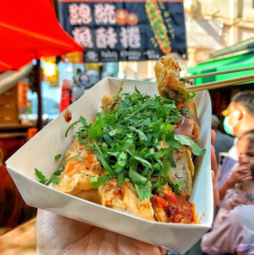 日月潭美食｜必吃特色小吃，總統魚酥捲，菜單上除了魚酥捲，也有肉捲可以選擇，蔥肉口味多汁鹹香，是和魚酥捲截然不同的味道，內用還有羹湯和小菜可以搭配，不論是做正餐或吃點心，都非常適合。