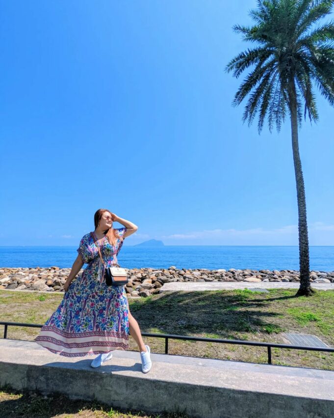 頭城景點，頭城濱海森林公園有著一望無際的藍色大海，還能看到宜蘭地標─龜山島。這裡可以做的活動很多，散步、騎自行車、喝咖啡、烤肉和露營