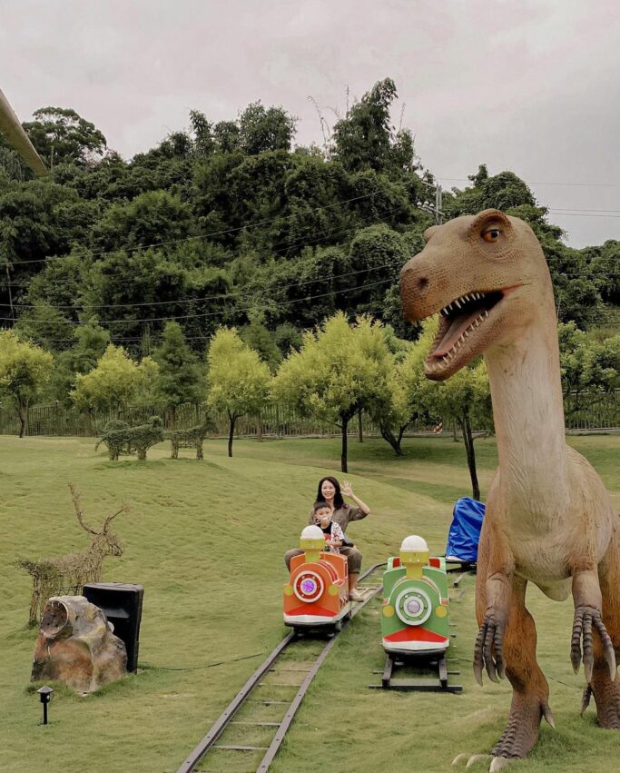 九九峰動物樂園，IG打卡牆上最熱門的取景處，便是這個有著等身比例大暴龍的恐龍之丘了。會動會叫的巨大恐龍，讓你有身入其境，進入侏羅紀公園電影的感覺