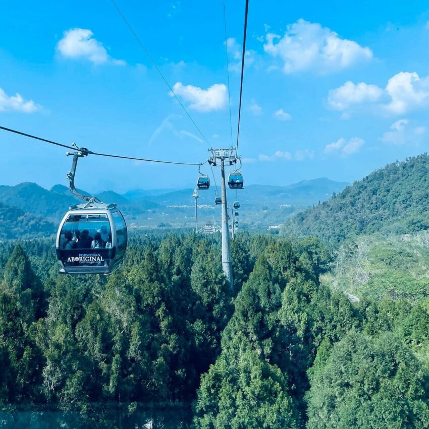 只要購買九族文化村門票，就能享受園區內的九族纜車無限次搭乘，以及一次的免費日月潭纜車搭乘