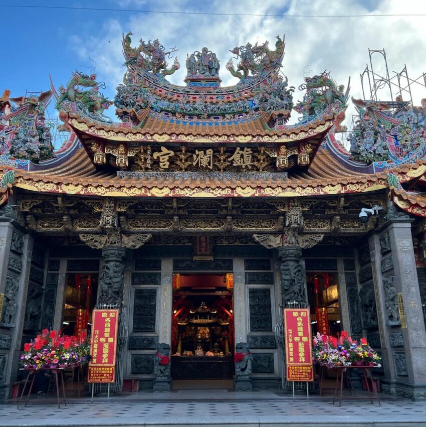 台中景點鎮瀾宮，是信徒和遊客必去的台中景點，金碧輝煌的建築樑柱，華麗又不失莊嚴，殿裡殿外色彩斑爛的花鳥走獸，都是大師級匠人所精心雕琢出來的