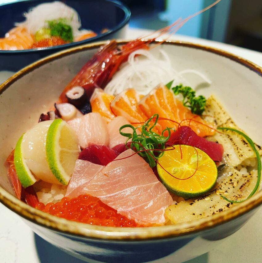 花蓮美食花蓮市立丼物園，鮭魚親子丼是店裡的人氣菜色，厚實的鮭魚生魚片，既新鮮又Q彈，舖滿了整個碗，再放入爽口的蘿蔔絲，以及鮭魚卵增加口感，吃起來又清爽又有飽足感。