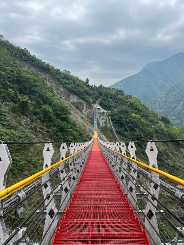 雙龍瀑布七彩吊橋