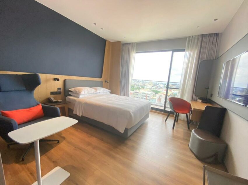 嘉義智選假日酒店Holiday Inn Express Chiayi, an IHG Hotel距離嘉義火車站350公尺，開車前來的住客可使用免費私人停車位。這家嘉義火車站住宿每間客房都有空調、書桌、平面電視、私人衛浴、寢具、毛巾和市景陽台。所有客房皆有冰箱，也可以享用自助式早餐，每天都也不一樣的菜色，且擁有各式房型，雙人房價約在3000至5000元左右。