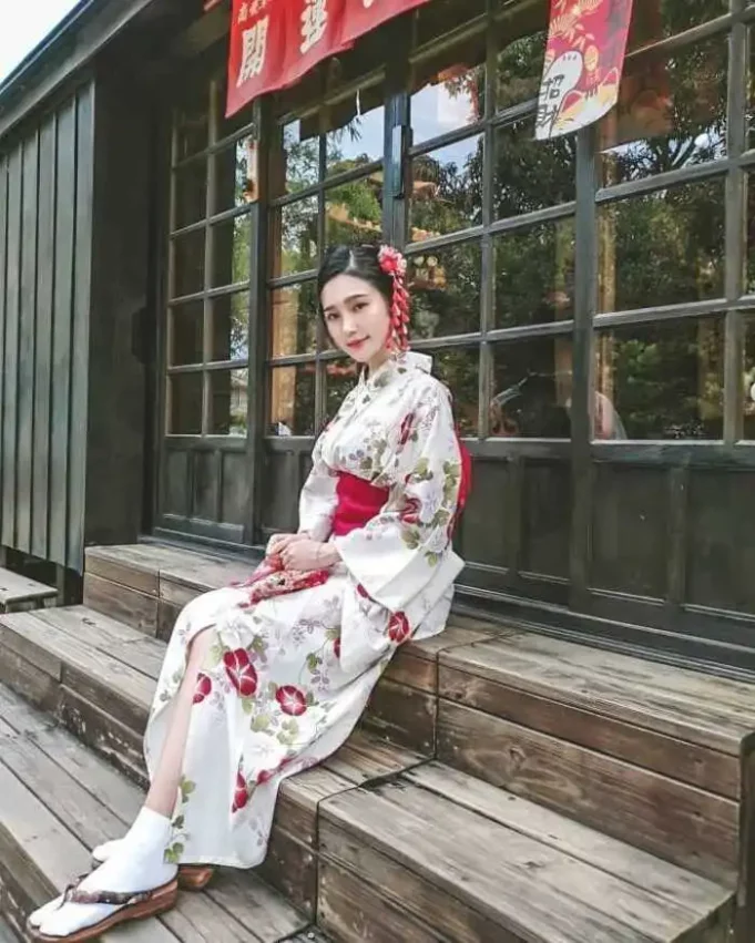 昭和十八的原身是一座日本神社，整個園區的規劃就以神社為題，鳥居、繪馬架、手水舍一應俱全，園區分為餐飲區、文創商品區、浴衣體驗區、嘉義小文學區、常設展以及特展區。最推薦的遊玩方式是穿著浴衣到園區裡拍照，接著到餐飲區喝杯咖啡吃個下午茶，享受在神社裡才有的靜謐的午後時光。最後到展覽區參觀展出的文學物品以及昭和時代的文書史冊，幸運的話你還能意外碰上音樂會或講座哦！