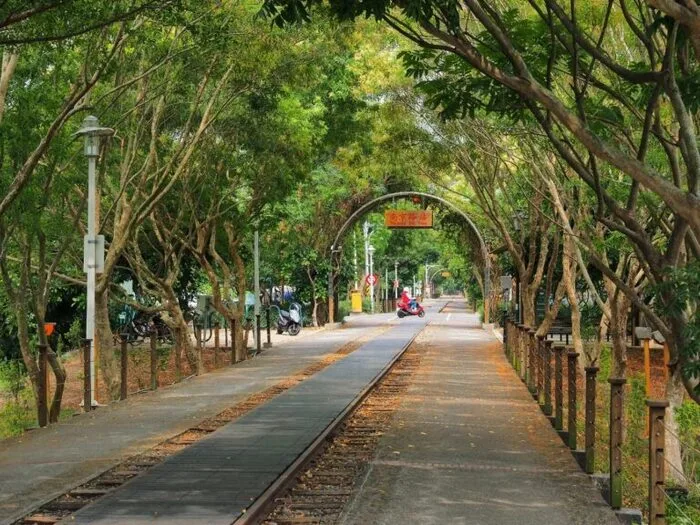 嘉油鐵馬道前身是嘉義化學工場，當時所生產的溶劑，經由專用鐵道運往貫鐵道而有了鐵道的遺跡，後來政府用嘉義與加油做的諧音所命名成自行車道。