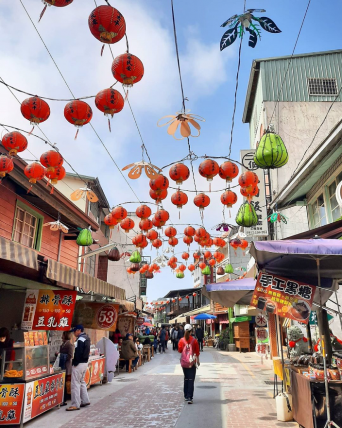 走完走全台最高、最長的太平雲梯後肚子餓了嗎？那就到太平老街吃點美食補充體力，不管是肚子餓還是想帶伴手禮回家，太平老街都能實現願望。走到老街上，商店整齊的林立在左右兩邊，中間的街道是很舒適的空間，不至於在假日人潮多的時候感到擁擠，而是可以自在地走入店家挑選喜歡的伴手禮，或是坐在店內享用一頓美味午餐。老街保留了清代時期留下的痕跡，紅磚、木窗、藍漆，搭配後期打造的馬賽克拼貼與牆壁彩繪，樸實的太平村也變得很迷人，來到太平老街走一圈看看居民用心打造的社區，保留了傳統農家的樸實，也散發著濃厚的人文氣息，每一個角落都有深深的在地風情。