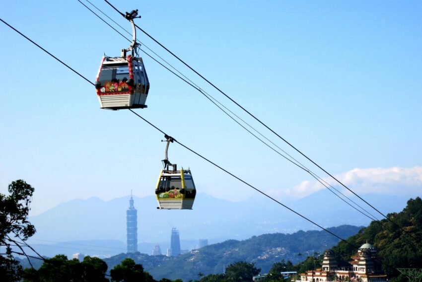 貓空纜車可稱作貓空景點的扛壩子，熱門程度讓國內外旅客，都願意千里迢迢體驗「搭纜車」！因為搭貓纜時，沿途風景極美一覽無遺，大家可以遠望整個台北市景點，像是著名的台北101、重要地標長頸鹿煙囪，或是停靠站指南宮，更可以搭配木柵動物園來個一日遊行程等，是很不錯的遊玩方式唷。 景點地址：臺北市文山區萬興里新光路2段8號 (貓空纜車動物園站) 門票原價：120元 推薦閱讀：貓空纜車一日遊推薦！貓空景點/貓纜交通/優惠門票/水晶車廂預約懶人包