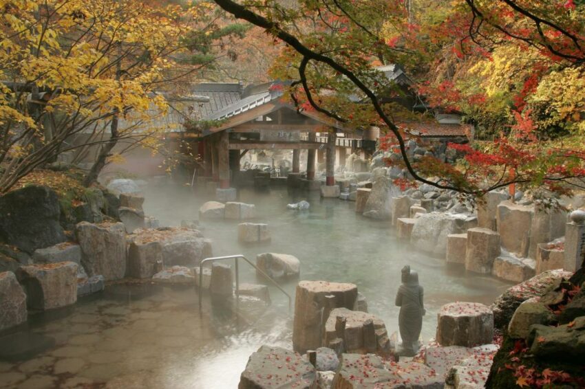 日本群馬【水上溫泉鄉】最寬敞的大露天浴池群，水上溫泉住宿/景點/交通攻略